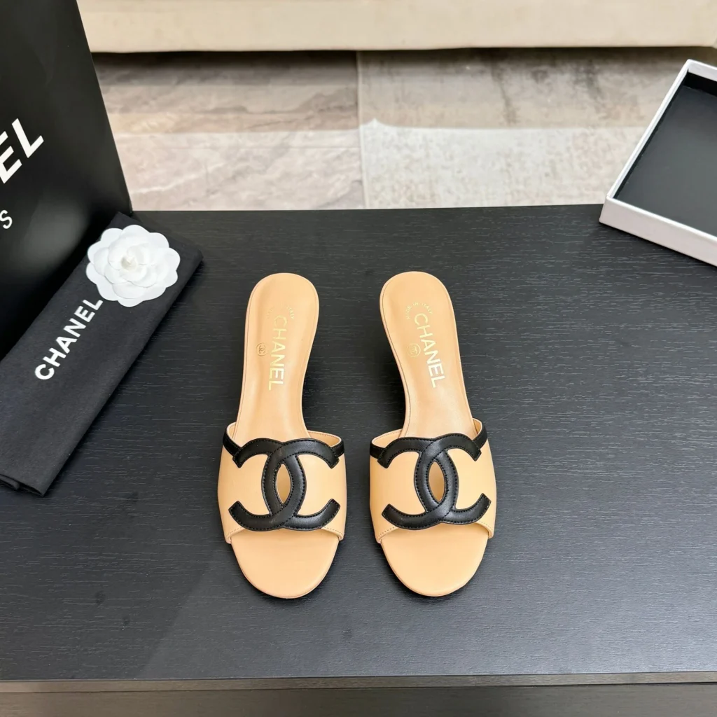Mule Chanel bicolor com salto stiletto e logo duplo C 4