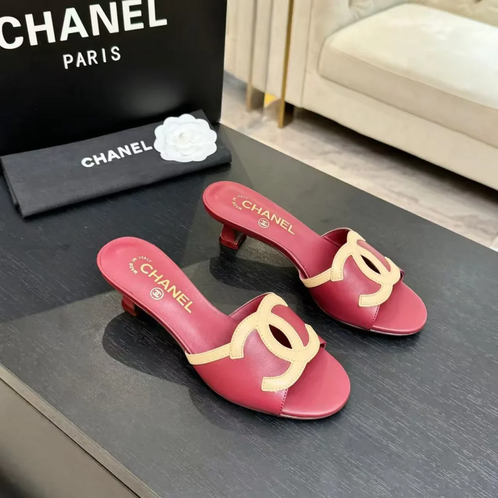 Mule Chanel bicolor com salto stiletto e logo duplo C 13