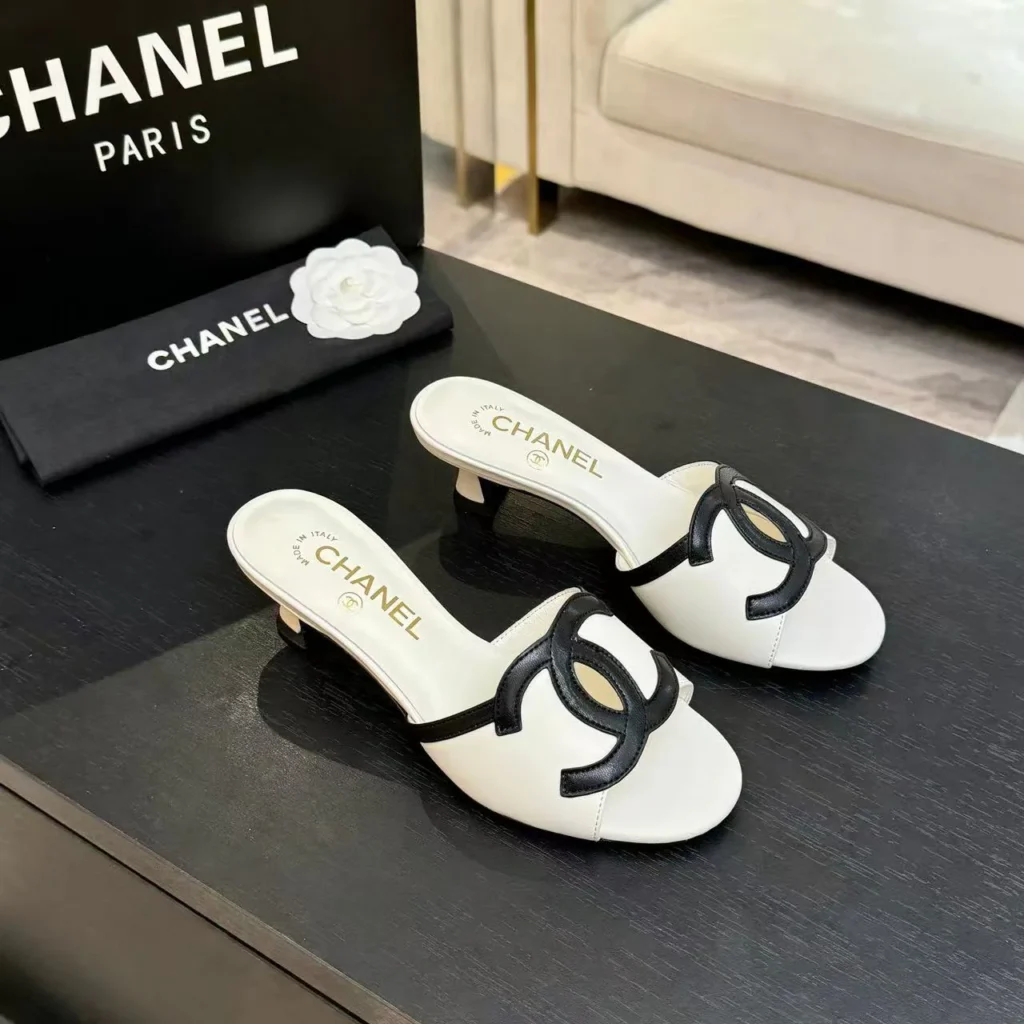 Mule Chanel bicolor com salto stiletto e logo duplo C 14