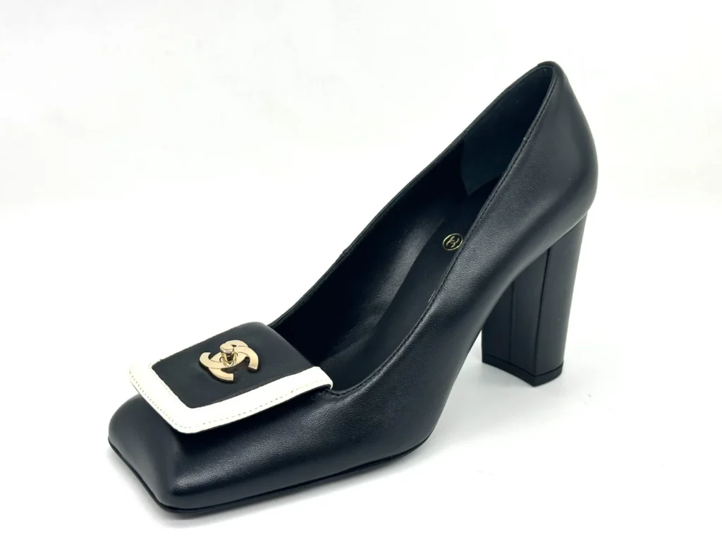 Scarpin Chanel de bico quadrado com fivela Double-C 9