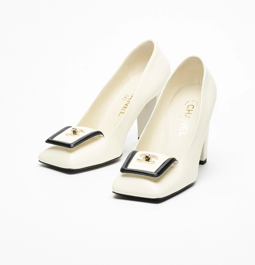 Scarpin Chanel de bico quadrado com fivela Double-C 5