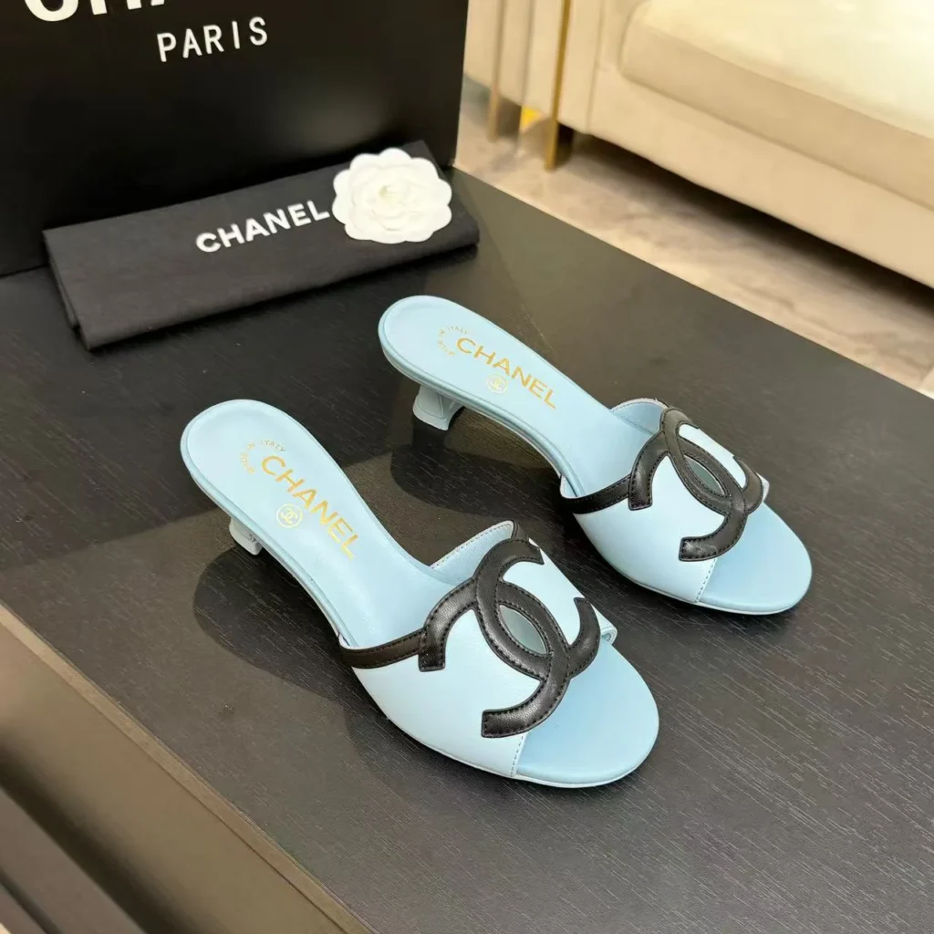 Mule Chanel bicolor com salto stiletto e logo duplo C 2