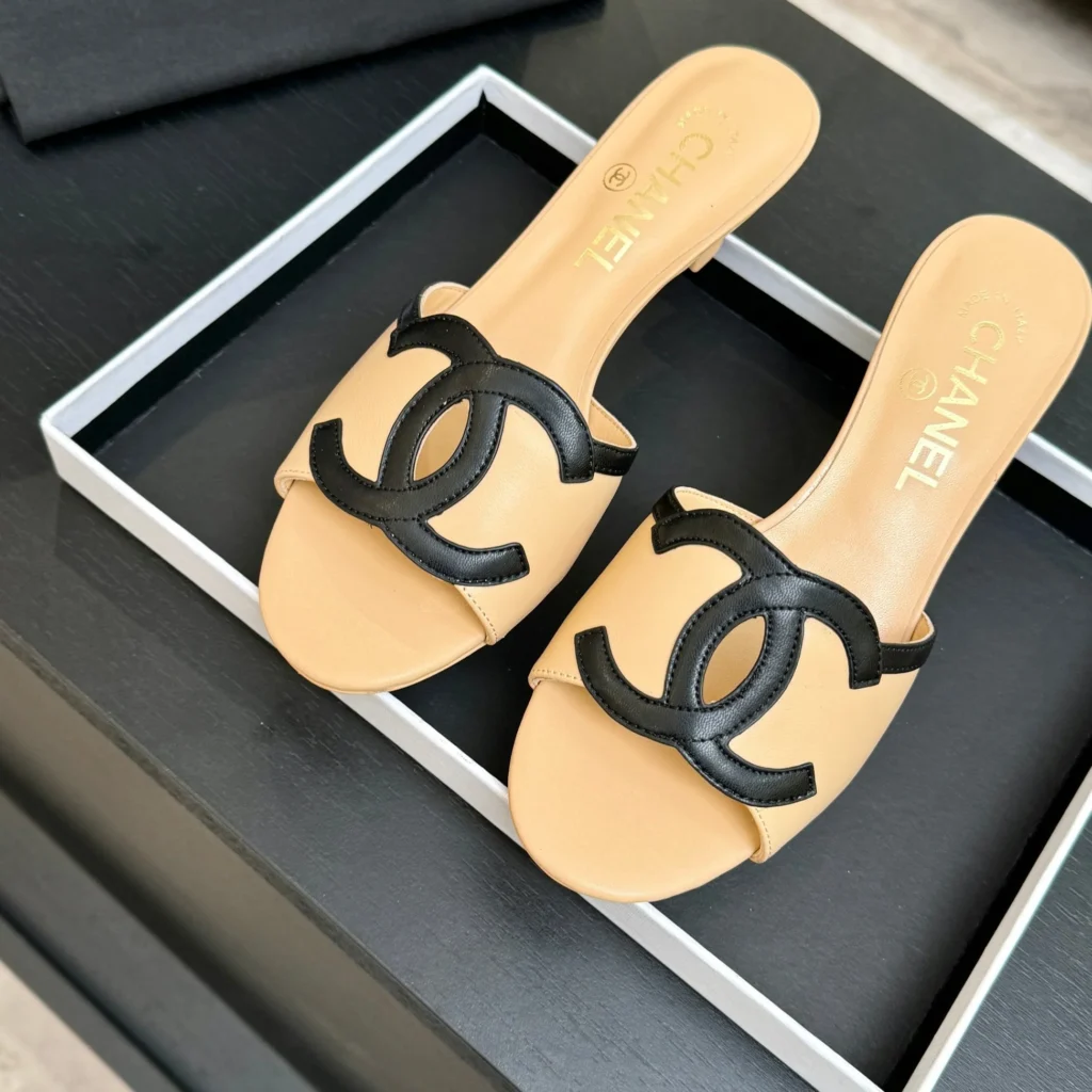 Mule Chanel bicolor com salto stiletto e logo duplo C 5