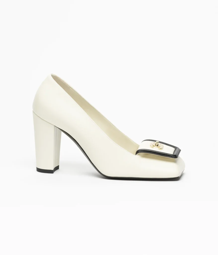 Scarpin Chanel de bico quadrado com fivela Double-C 6