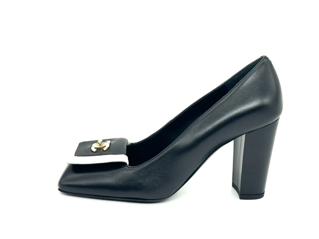 Scarpin Chanel de bico quadrado com fivela Double-C 10
