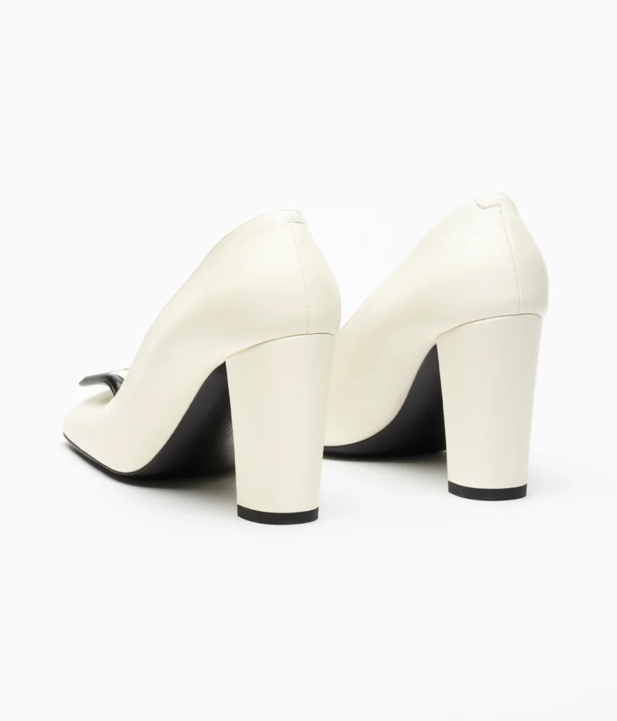 Scarpin Chanel de bico quadrado com fivela Double-C 7