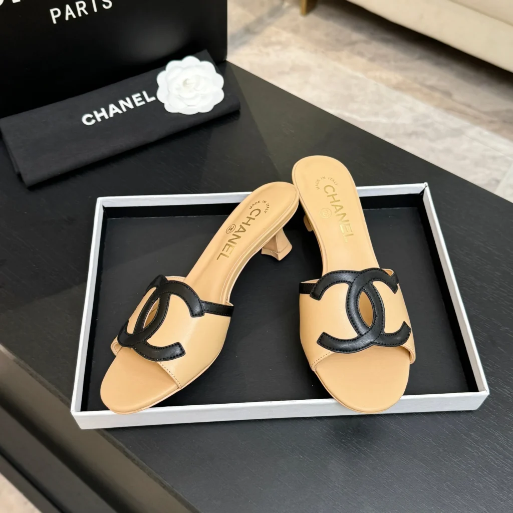 Mule Chanel bicolor com salto stiletto e logo duplo C 6
