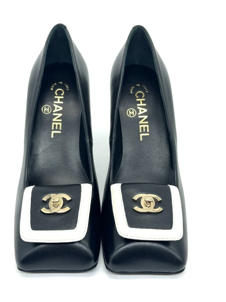 Scarpin Chanel de bico quadrado com fivela Double-C 11