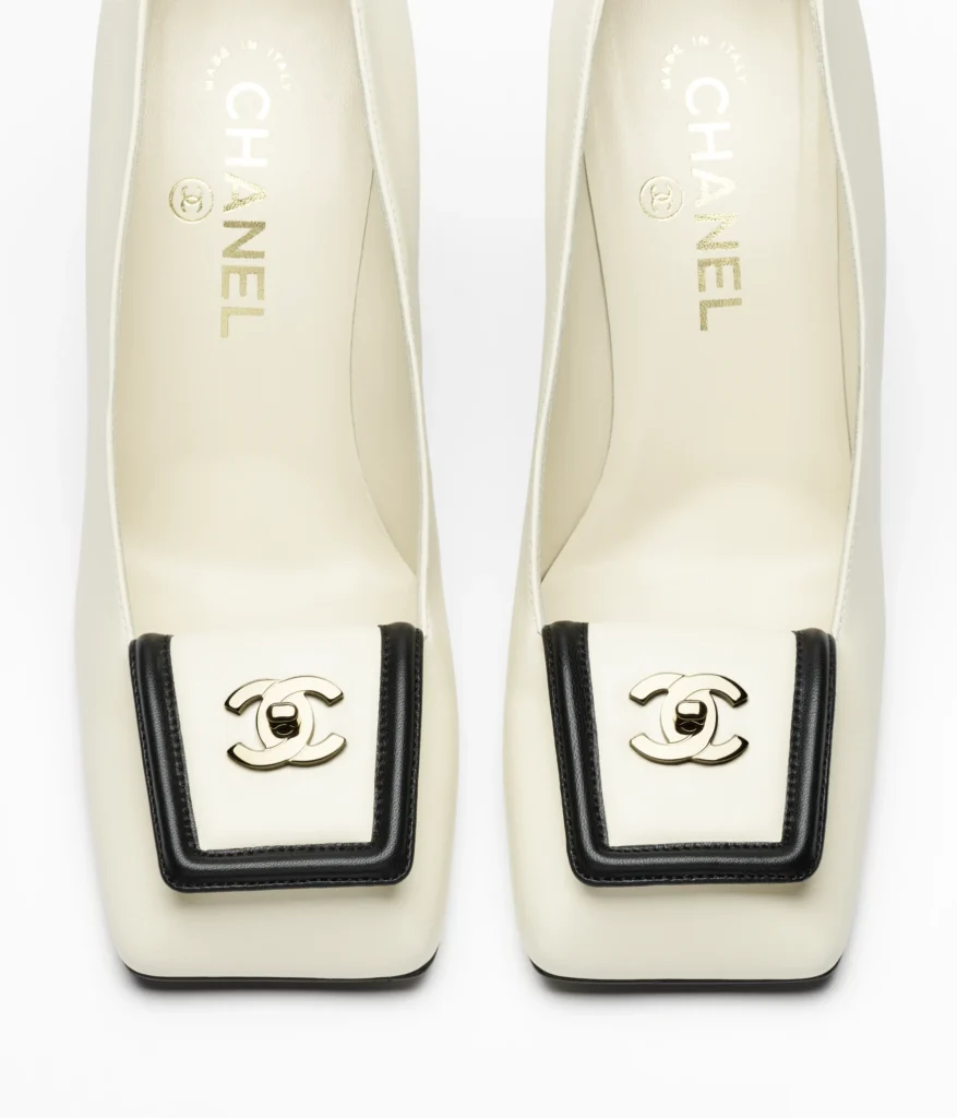 Scarpin Chanel de bico quadrado com fivela Double-C 8