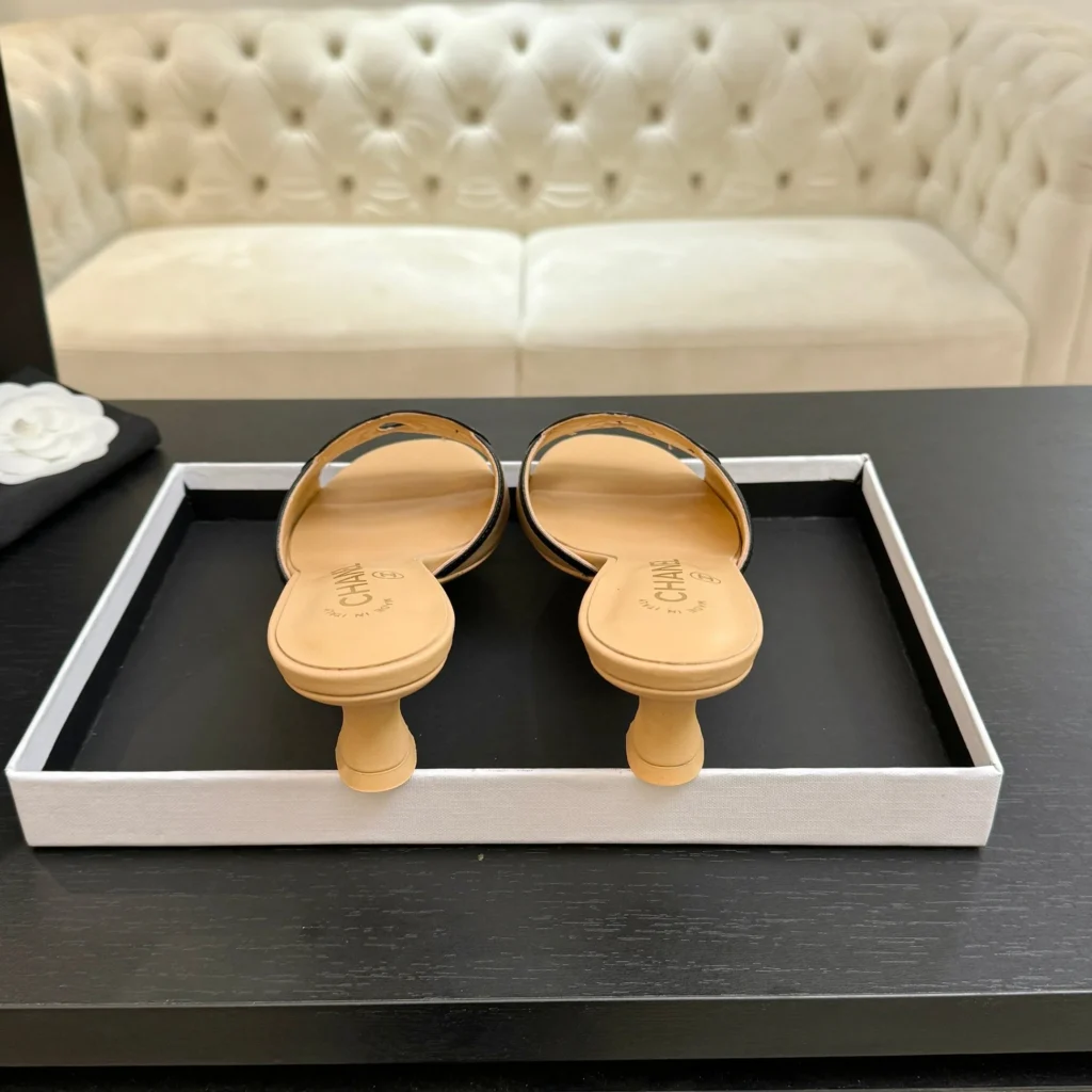 Mule Chanel bicolor com salto stiletto e logo duplo C 7
