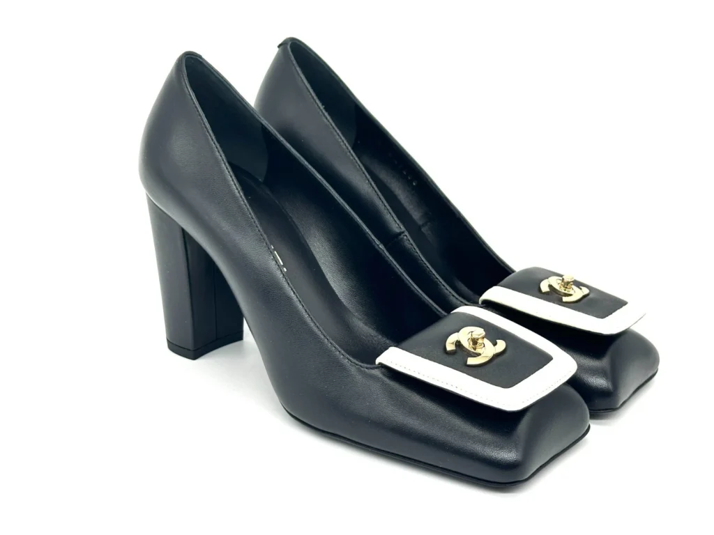 Scarpin Chanel de bico quadrado com fivela Double-C 12