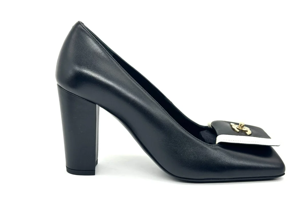 Scarpin Chanel de bico quadrado com fivela Double-C 13