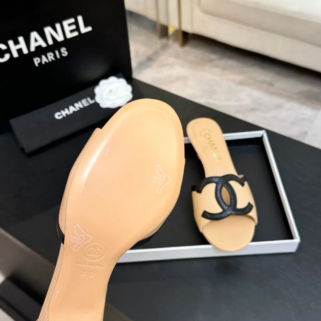 Mule Chanel bicolor com salto stiletto e logo duplo C 8