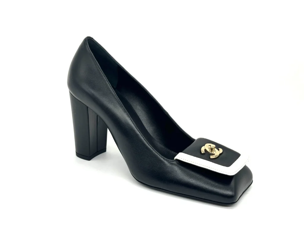 Scarpin Chanel de bico quadrado com fivela Double-C 14