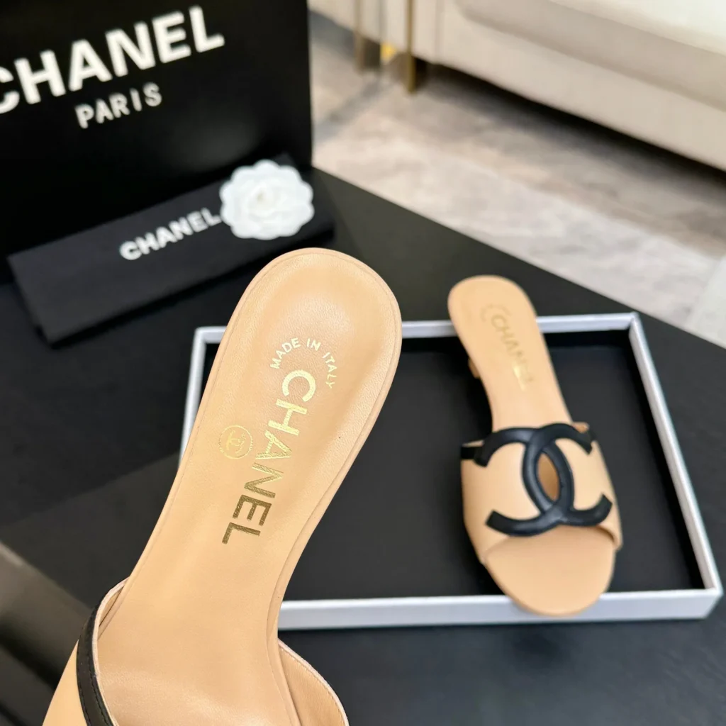 Mule Chanel bicolor com salto stiletto e logo duplo C 9
