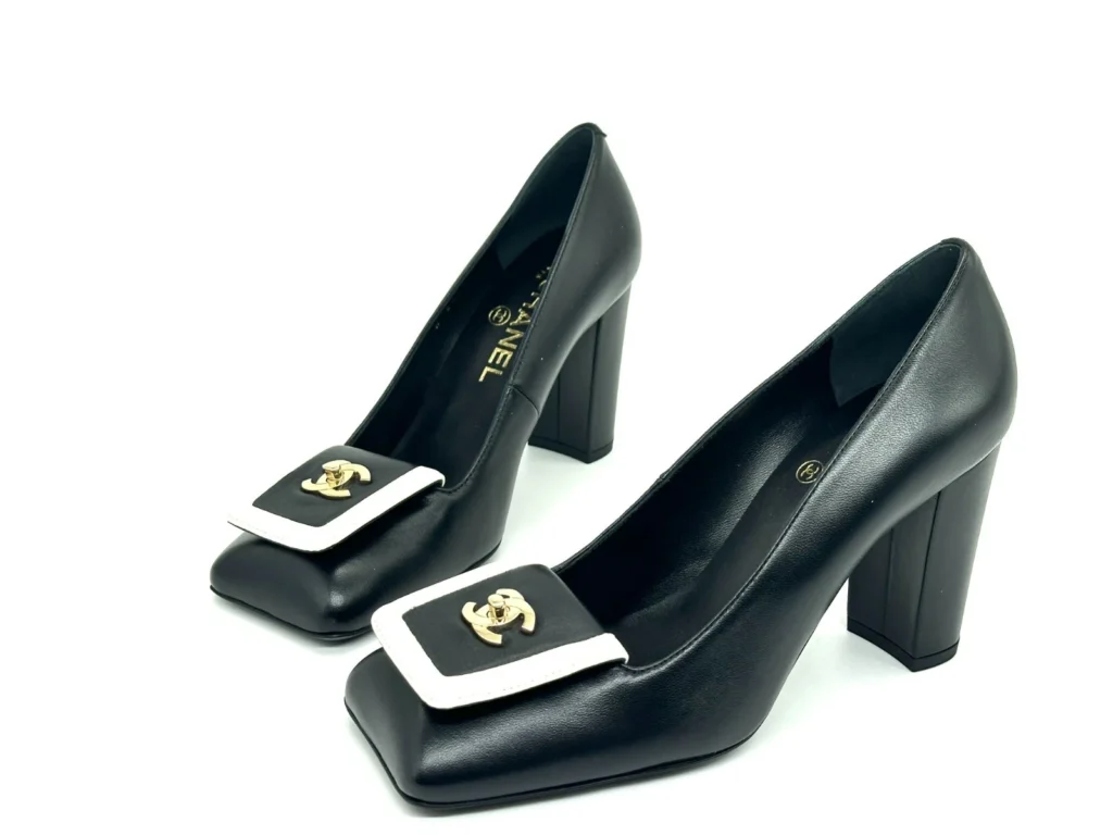 Scarpin Chanel de bico quadrado com fivela Double-C 15