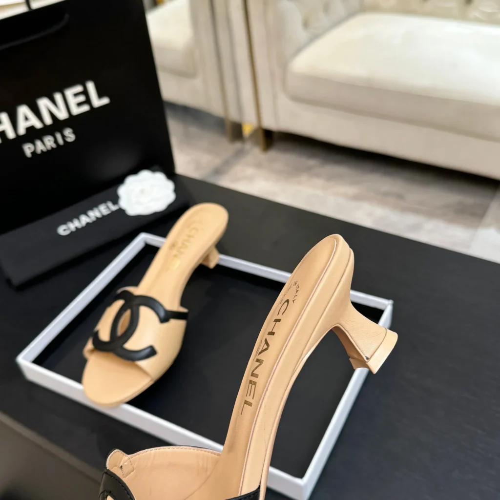Mule Chanel bicolor com salto stiletto e logo duplo C 10