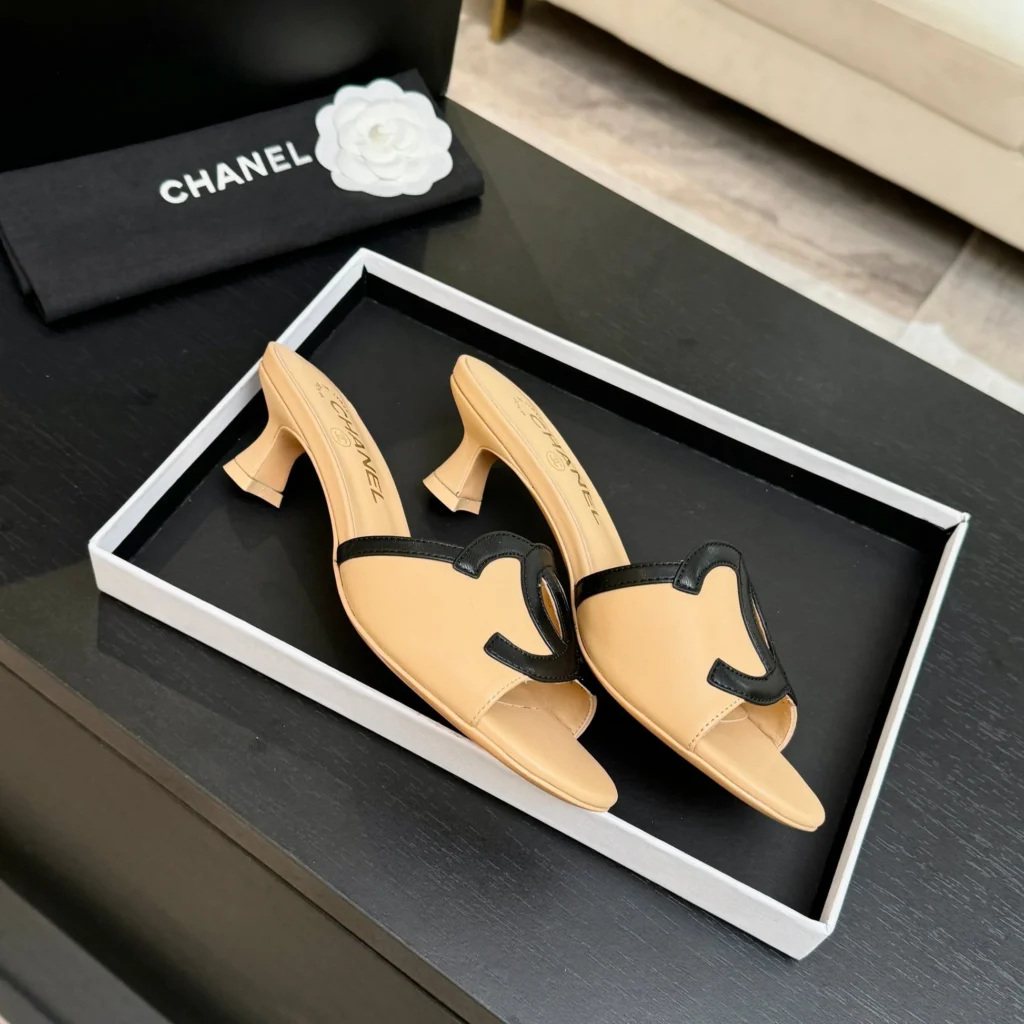 Mule Chanel bicolor com salto stiletto e logo duplo C 11