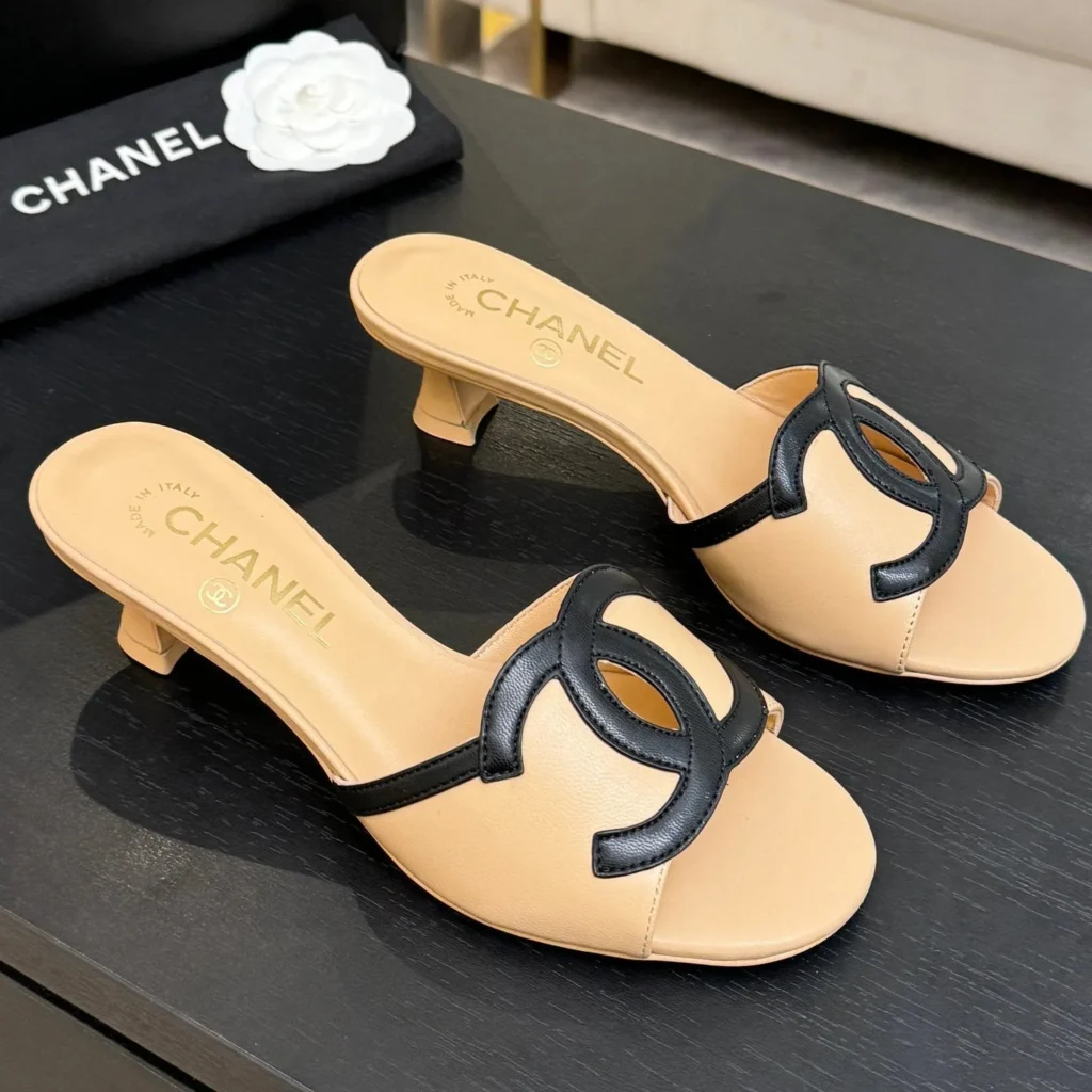 Mule Chanel bicolor com salto stiletto e logo duplo C 12