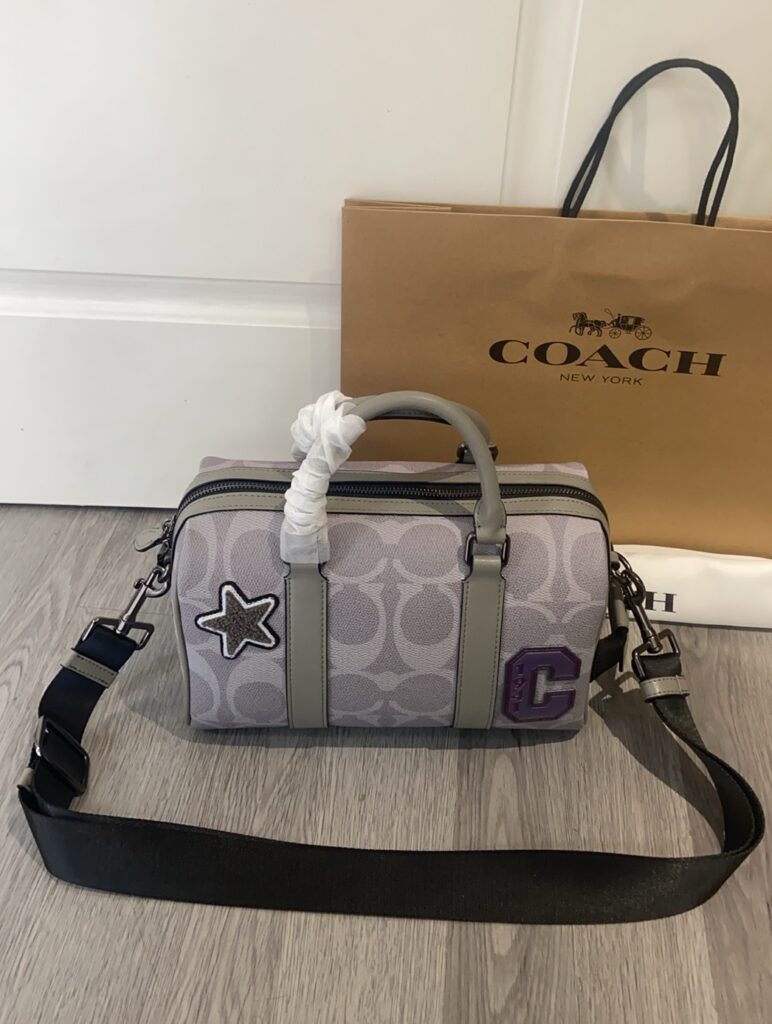 Bolsa bau cinza com patches 2
