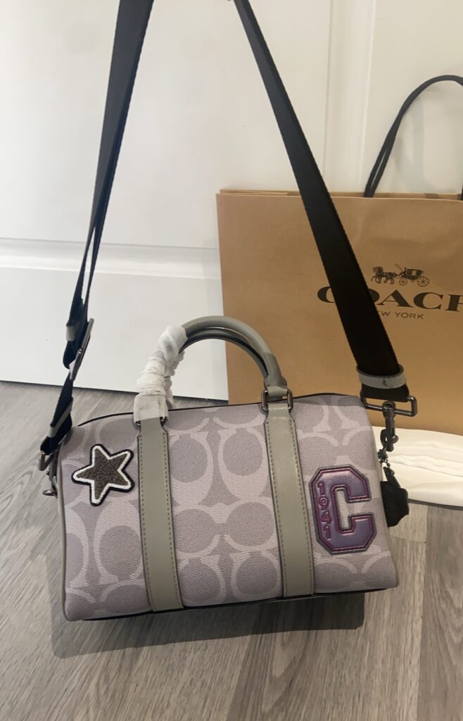 Bolsa bau cinza com patches 4