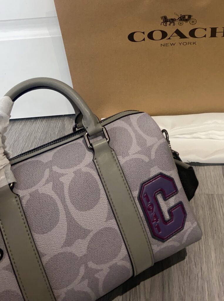 Bolsa bau cinza com patches 5