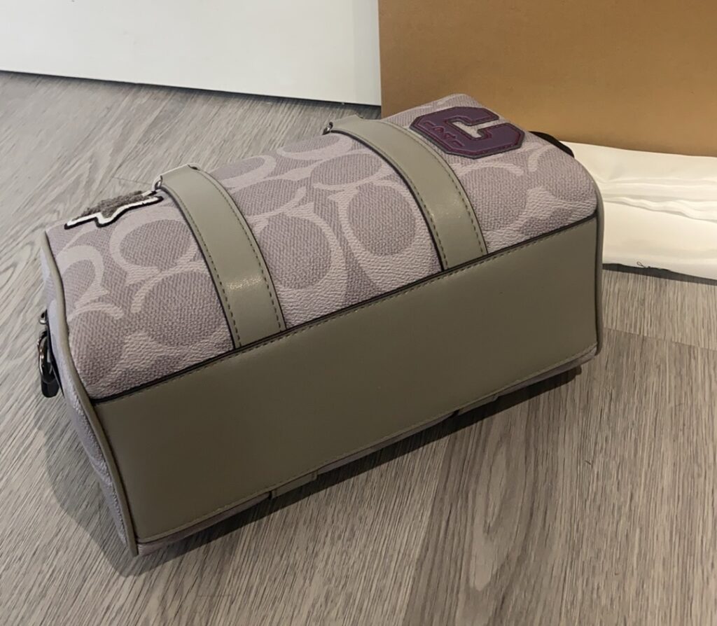 Bolsa bau cinza com patches 7
