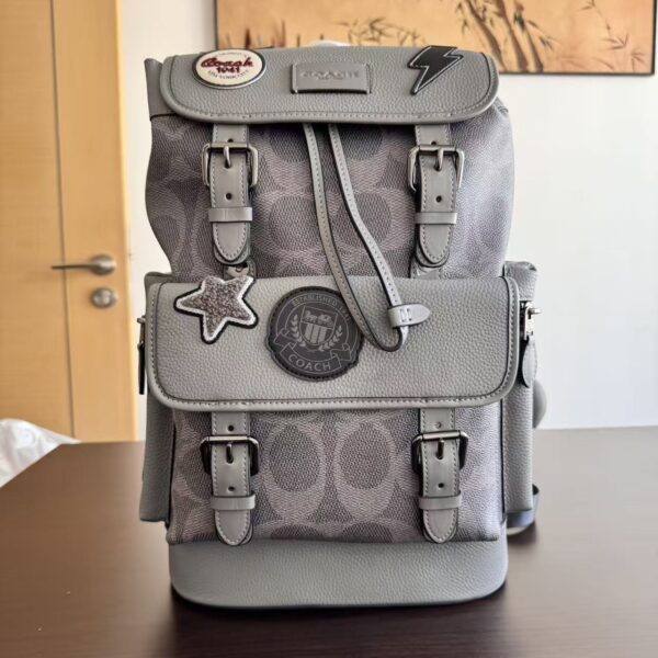 Mochila cinza com patches 1