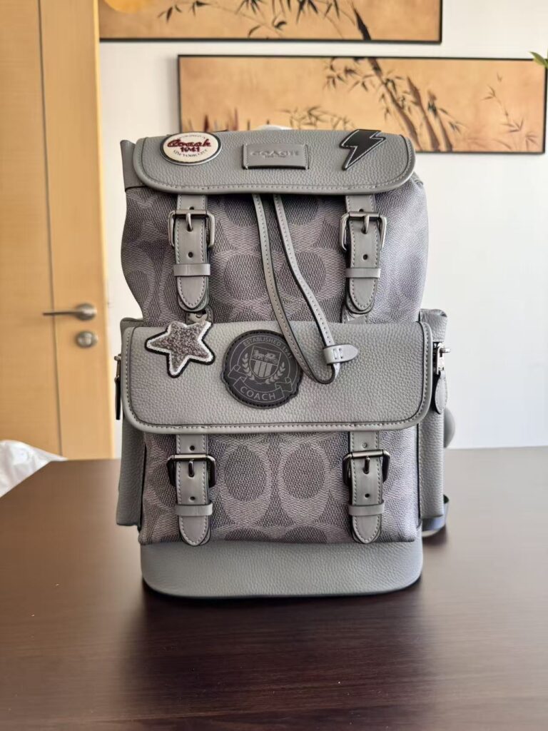 Mochila cinza com patches 1