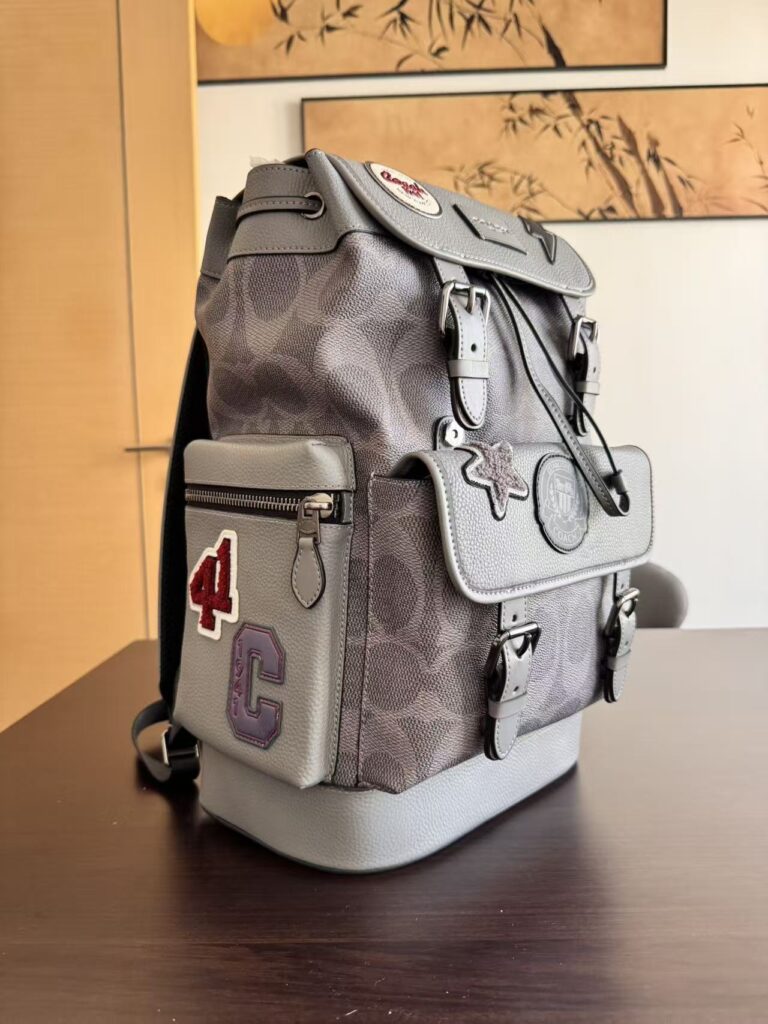 Mochila cinza com patches 2