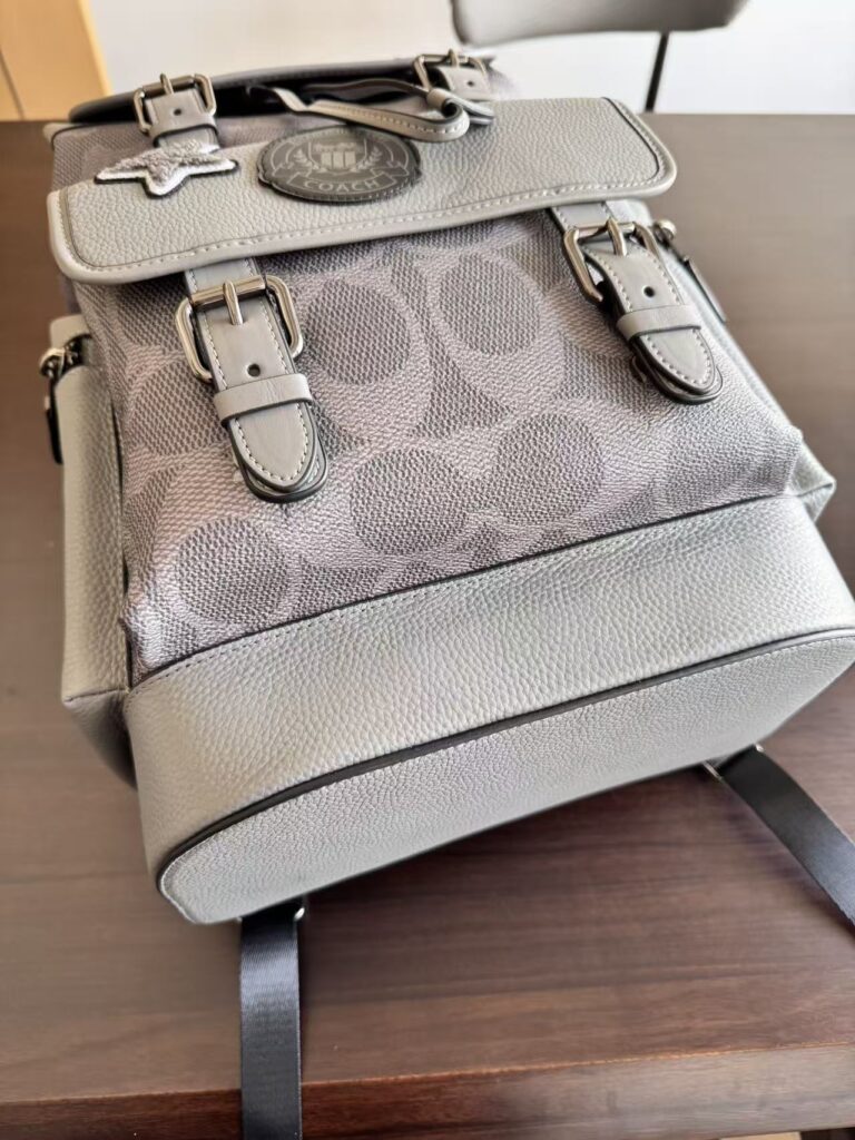 Mochila cinza com patches 5
