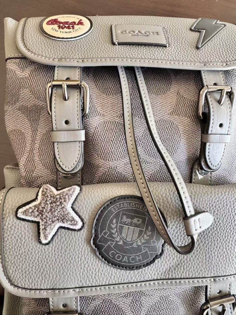 Mochila cinza com patches 6