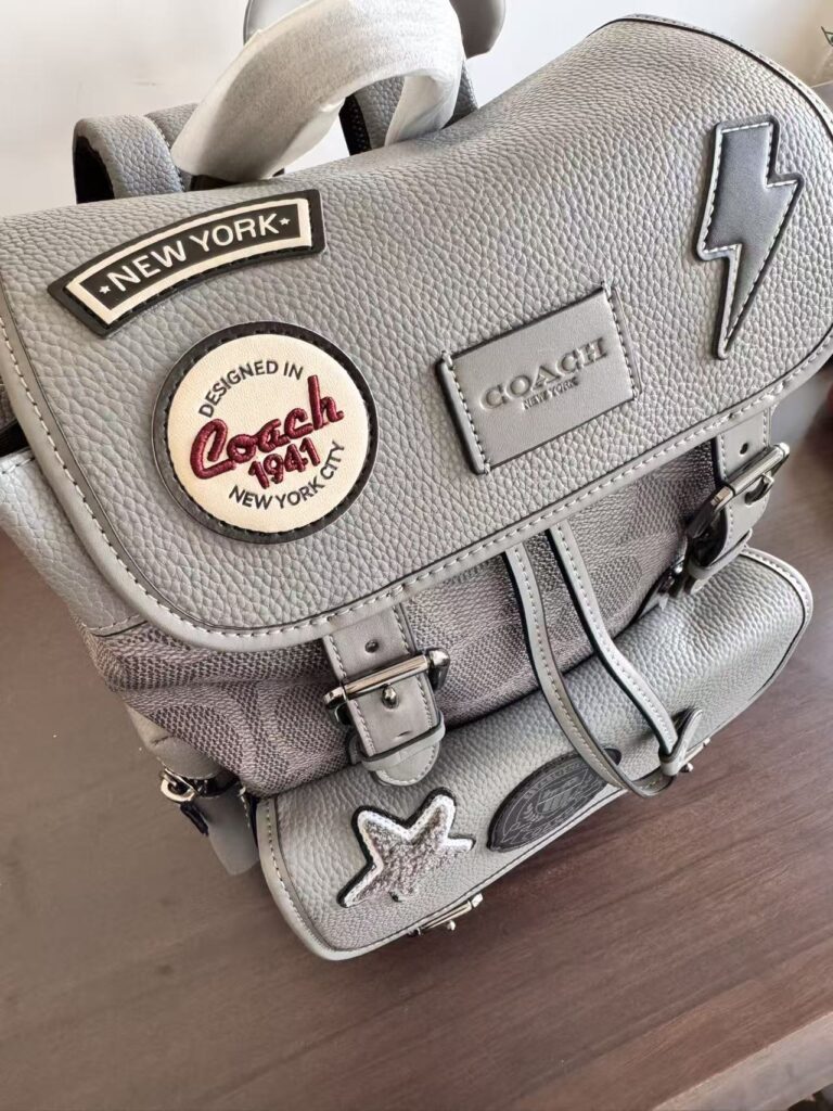 Mochila cinza com patches 7