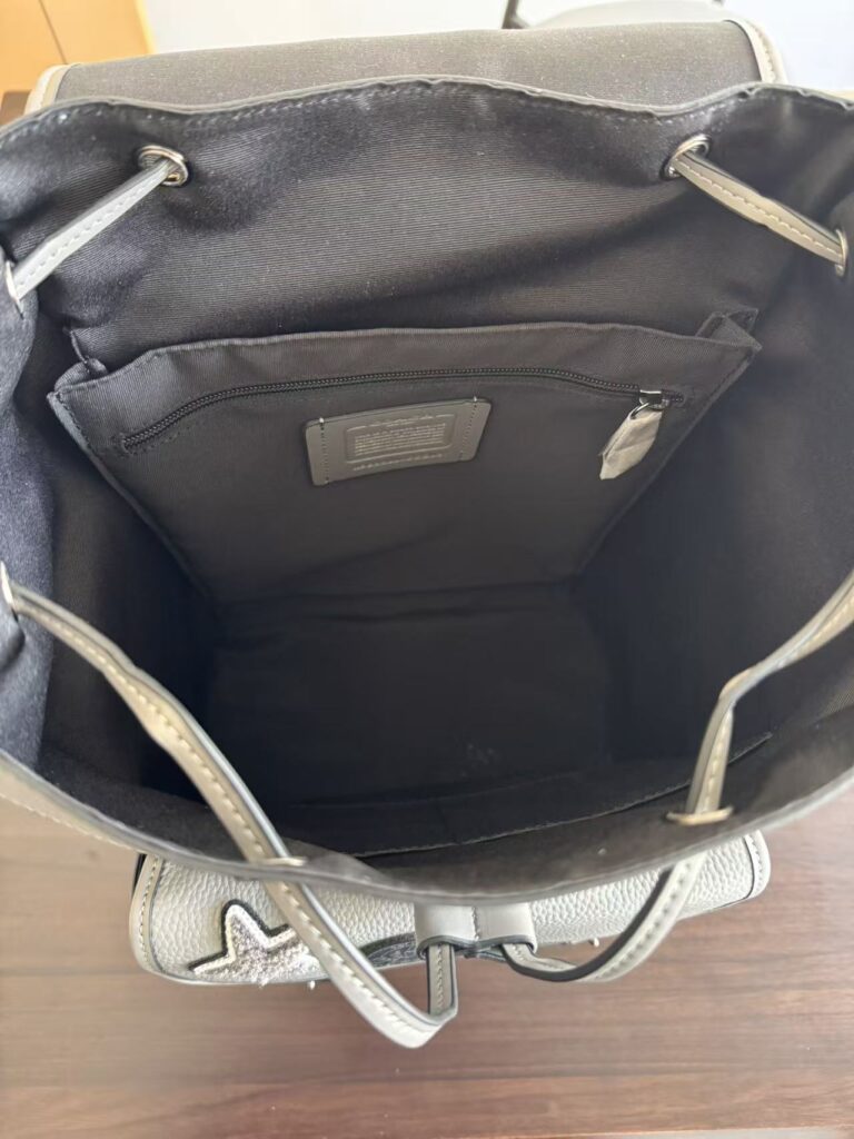 Mochila cinza com patches 8
