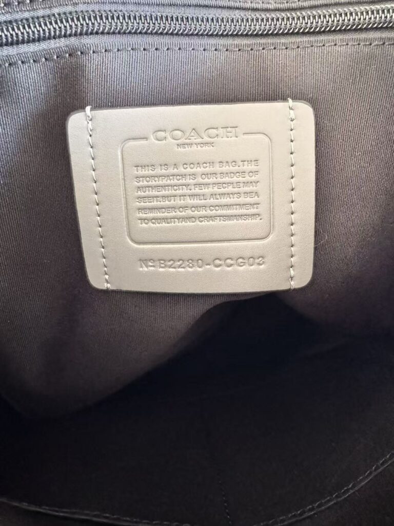 Mochila cinza com patches 9