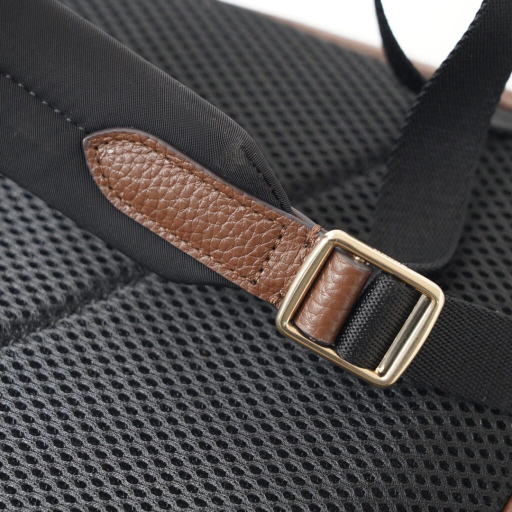 Mochila pequena urbana com opcoes de cor 9