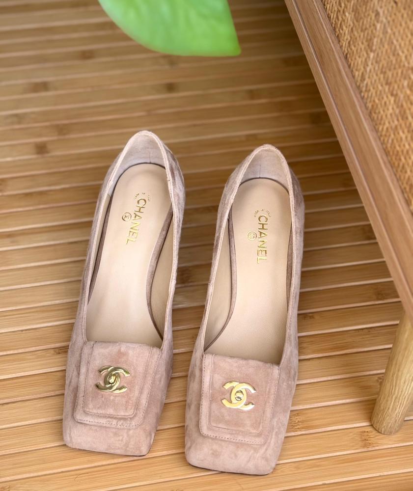 Scarpin Chanel de bico quadrado com fivela Double-C 3