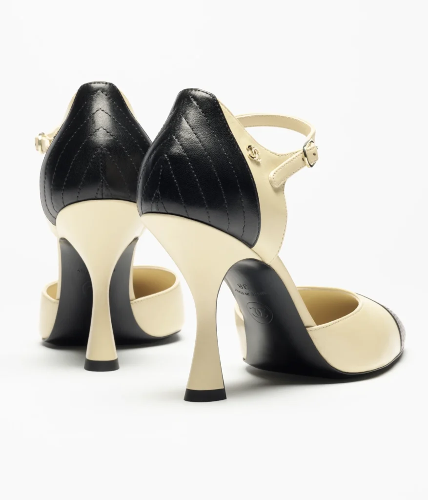 Mary Jane Chanel Métiers d’art 2026 preto e branco 14