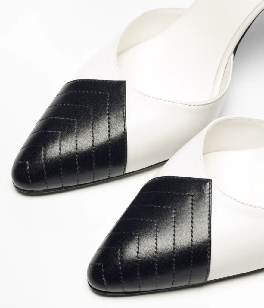Mary Jane Chanel Métiers d’art 2026 preto e branco 23