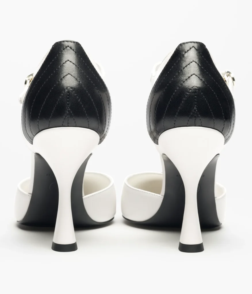 Mary Jane Chanel Métiers d’art 2026 preto e branco 24