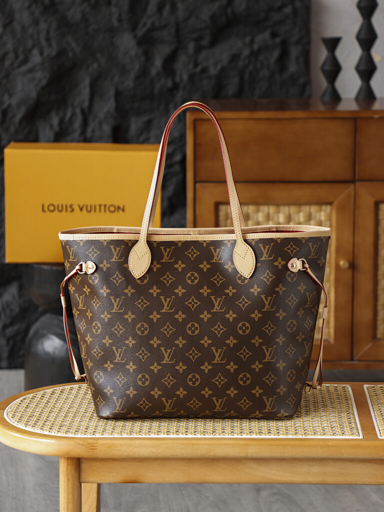 Bolsa Neverfull MM Monogram com interior vermelho cereja 1