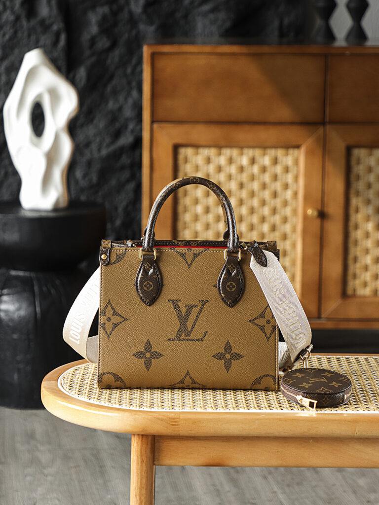 Bolsa Onthego PM em canvas Monogram Reverse 1