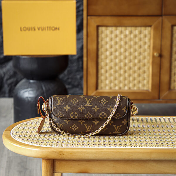 Bolsa Wallet on Chain Ivy em canvas Monogram 1