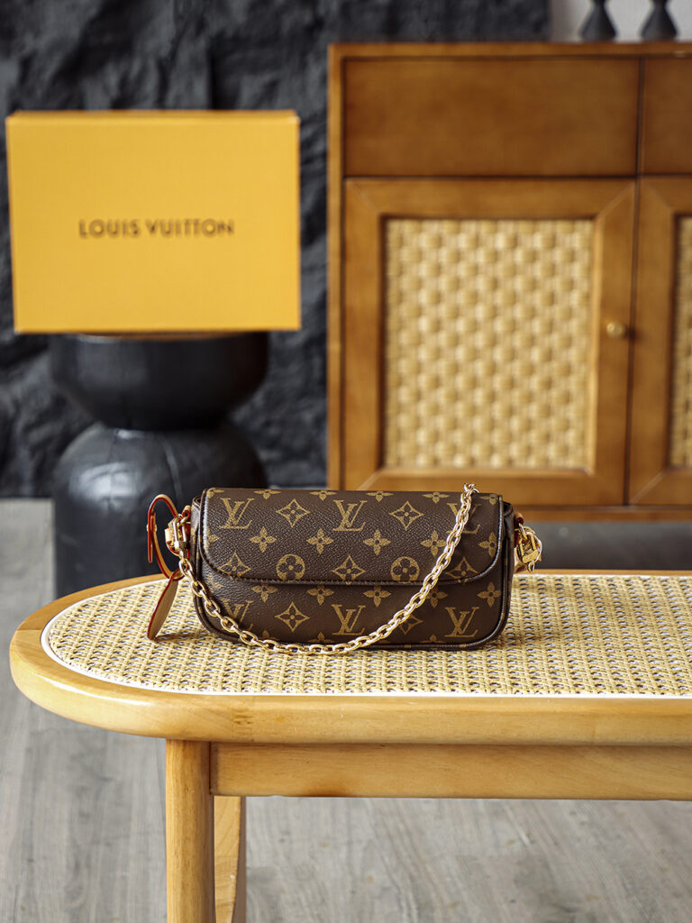 Bolsa Wallet on Chain Ivy em canvas Monogram 1