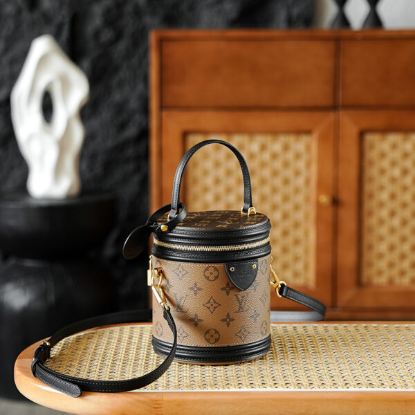 Bolsa Cannes cilindrica em canvas Monogram Reverse 1