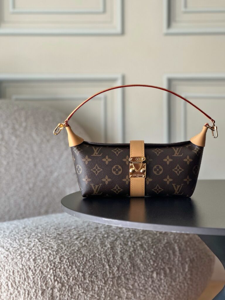 Bolsa Pochette Mia em canvas Monogram 1