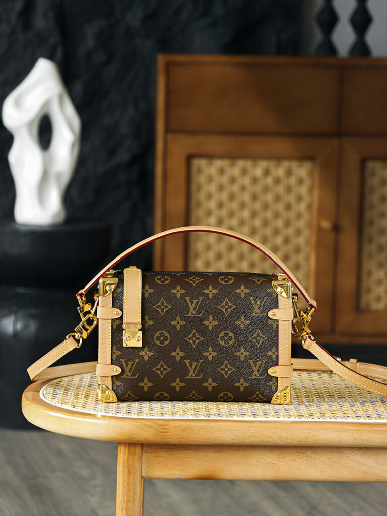 Bolsa Side Trunk MM em canvas Monogram 1