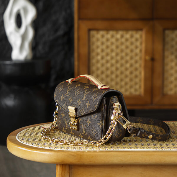 Bolsa Pochette Metis East West em canvas Monogram 1