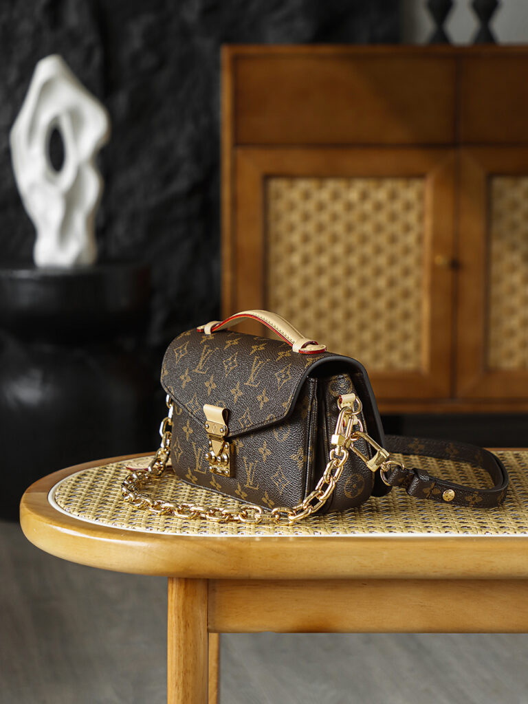 Bolsa Pochette Metis East West em canvas Monogram 1
