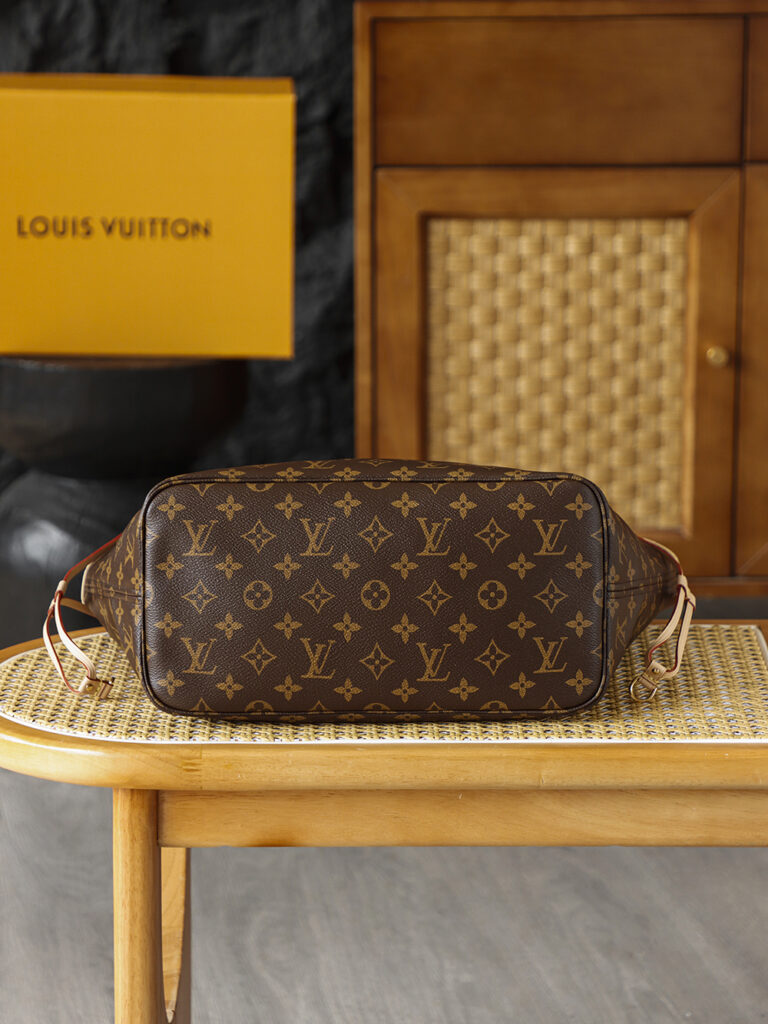 Bolsa Neverfull MM Monogram com interior vermelho cereja 2